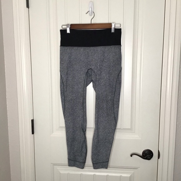 LULULEMON Run the Day 7/8 Tight (25”) in Fractal Dark Starlight Black. - Picture 2 of 9